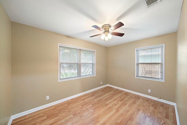 Photo - 6523 Underhill St