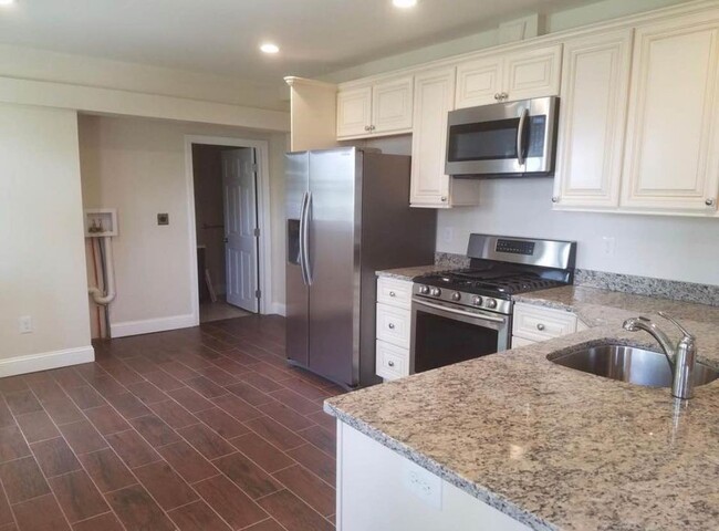 Kitchen - 14 South St Townhome