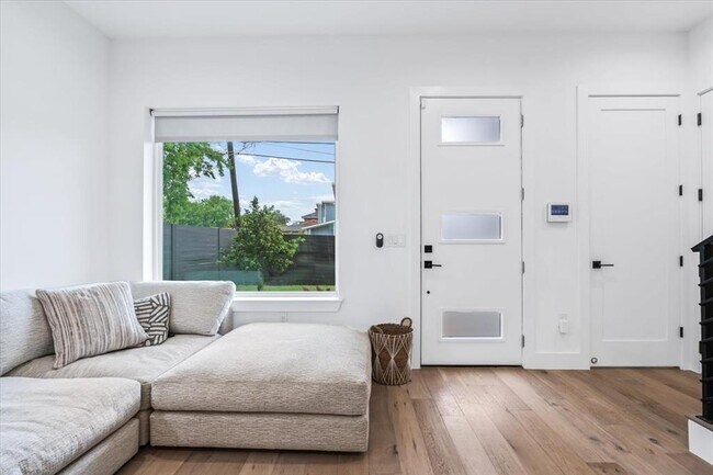 Photo - 6300 Santos St