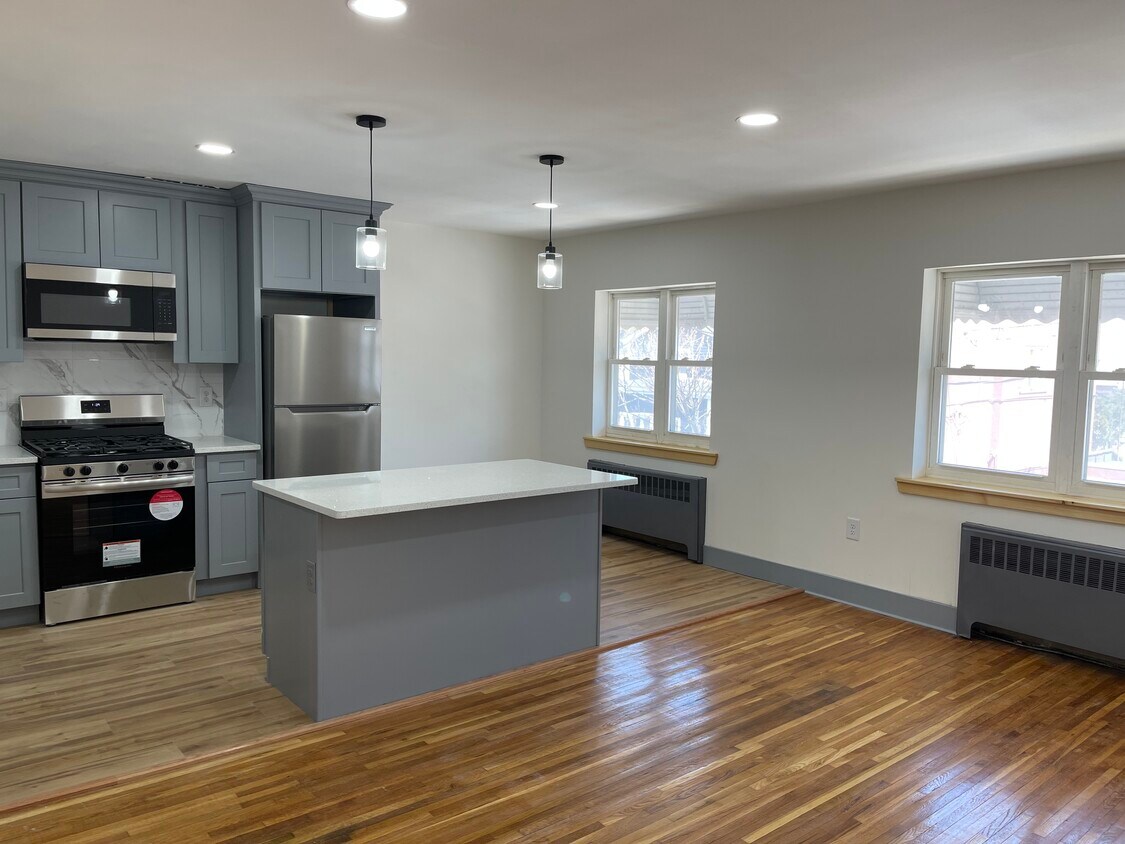 Photo - 818 E 234th St (Bronx, NY)