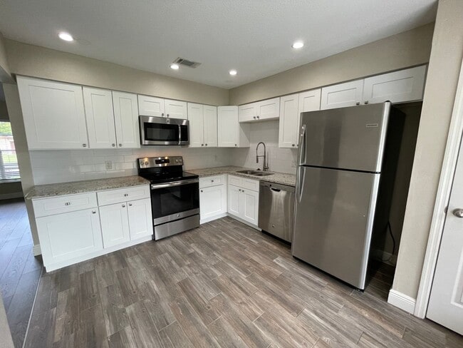 Photo - Charming 4BR/2BA Single Family Home in Orlando!!