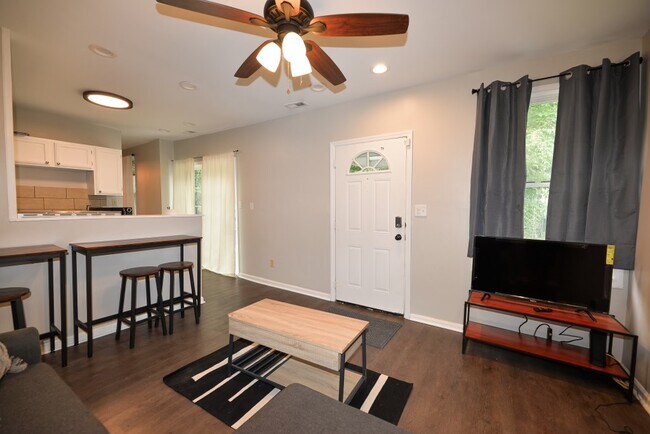 Photo - 912 Charlotte St