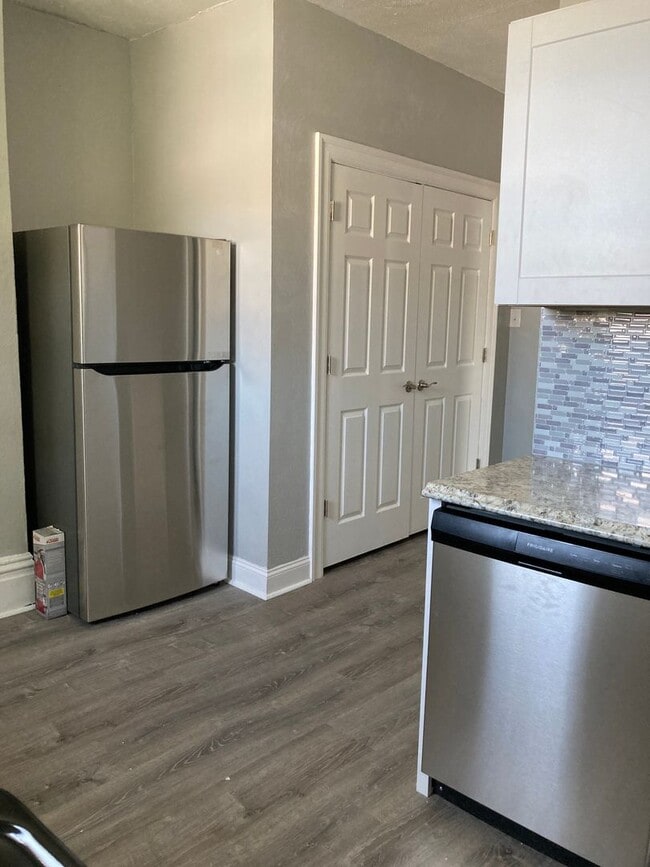 Building Photo - 14 3rd St Unit 2nd Floor Rental