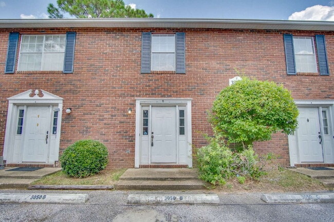 Photo - Charming Townhome with Fireplace & Fenced ... Unit B