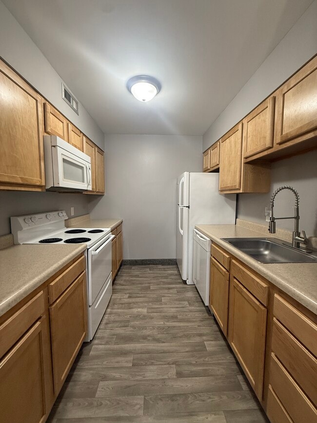 Kitchen - Shoreline Apartments