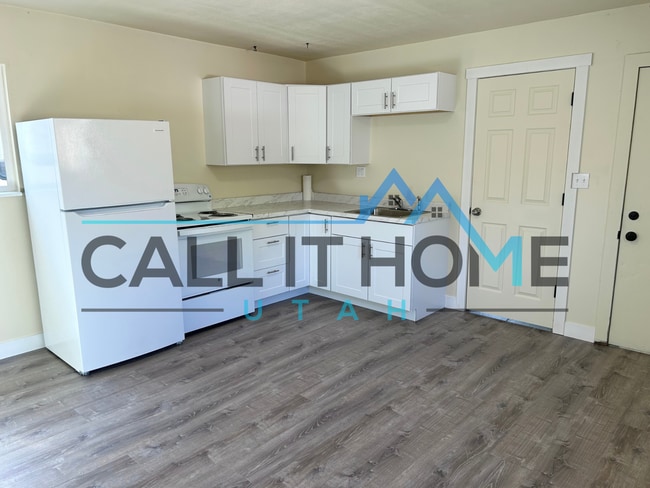 Entrance/Front door/Kitchen - 1496 W Parkway Ave