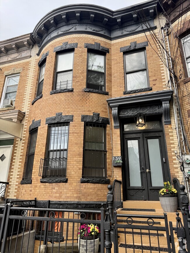Building Photo - 139 Autumn Ave Unit 1 Rental