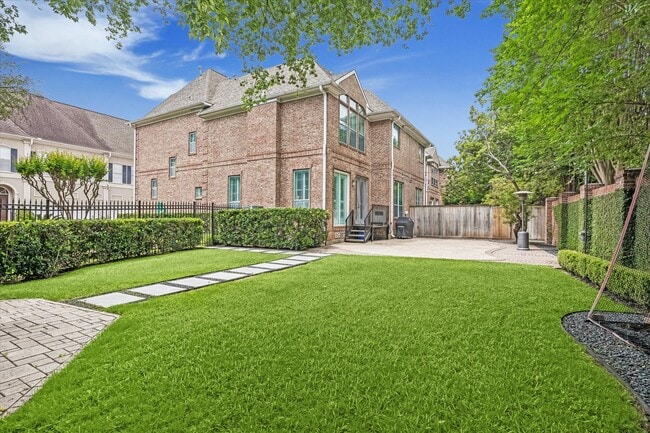 Photo - 1811 Devonshire Crescent