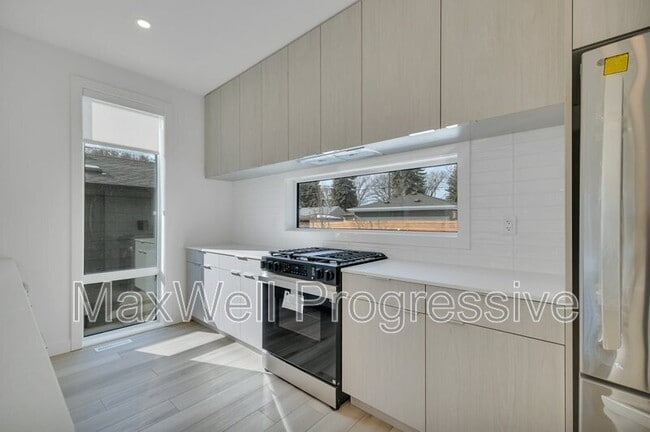 Photo - 9011-9093 93 St NW