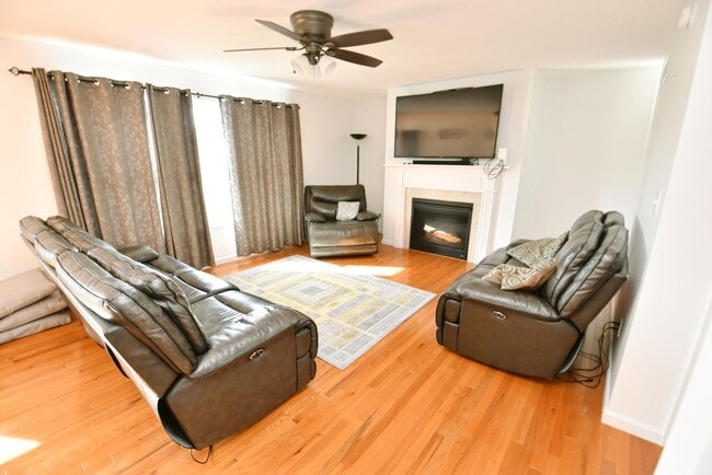 Photo - Short or long term Executive 4 bedroom 2.5...