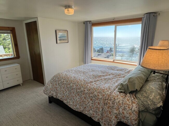 Queen Bed w/ocean view - 255 Bensell Ave