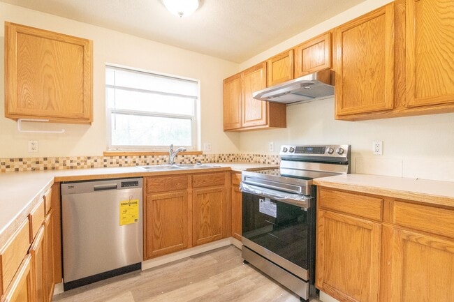 Building Photo - 508 NE Graham St Unit 508