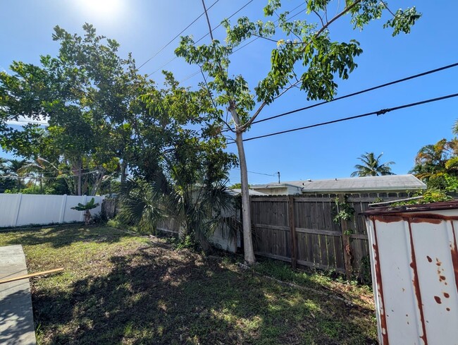 Photo - 621 NE 56th St