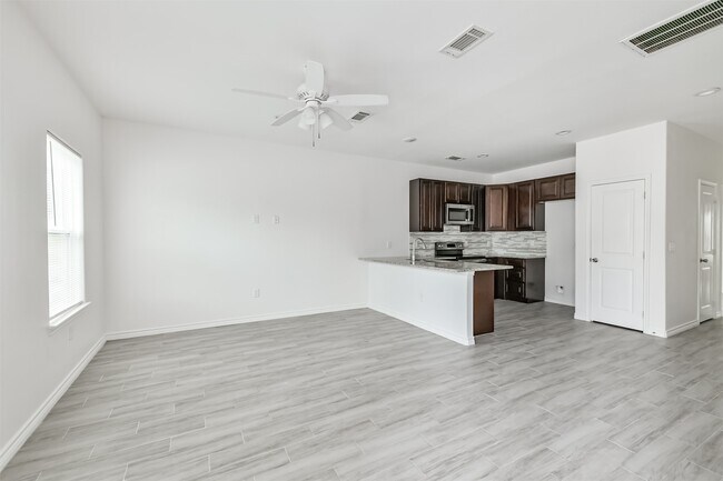 Photo - 16927 W Juneau St