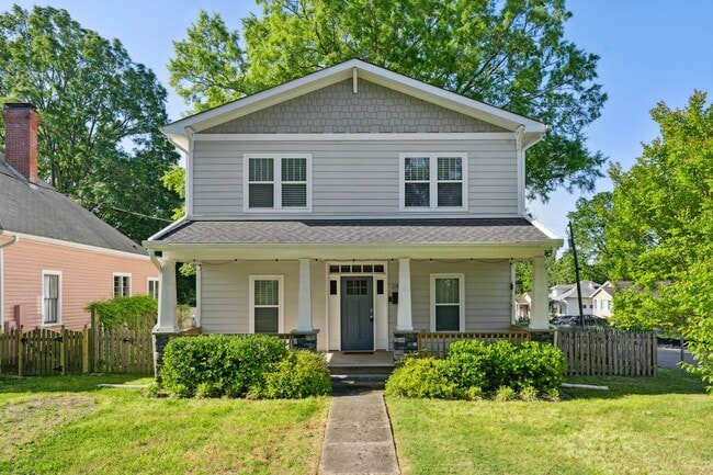 Building Photo - Spectacular 4Bed/3Bath Minutes to Duke with Fenced In Yard