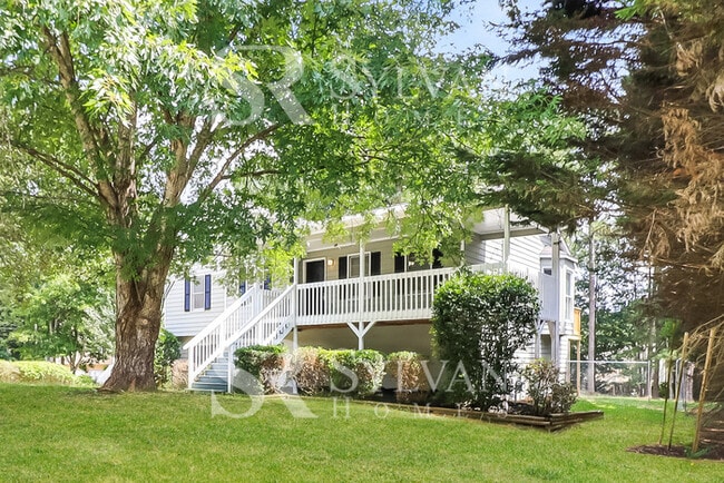 Photo - 98 Silverthorne Pl