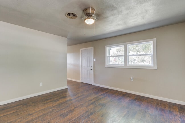 Photo - 1702 E 2nd St