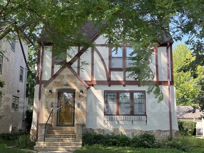 Building Photo - 2 Bed/1 Bath Upper Duplex in Minneapolis