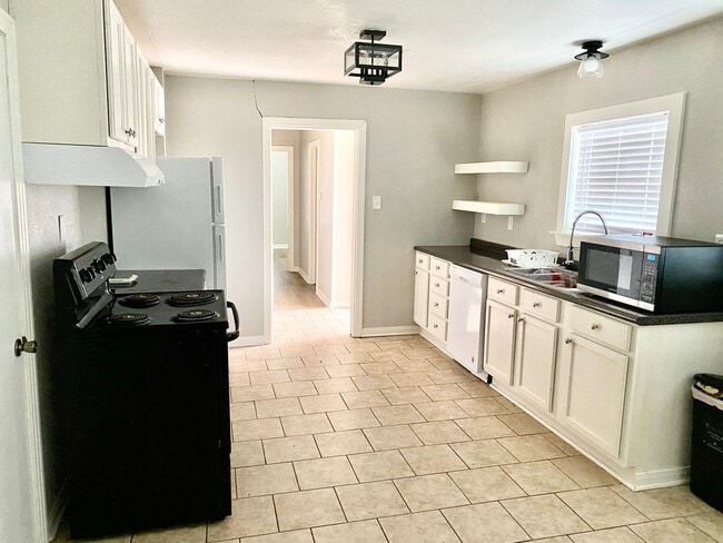 Photo - Cute 3/2 on a Corner Lot!