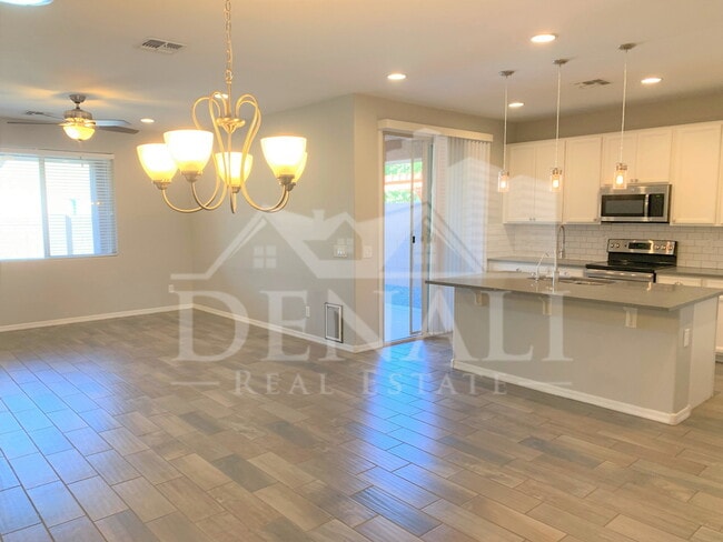 Photo - 334 N 79th Pl