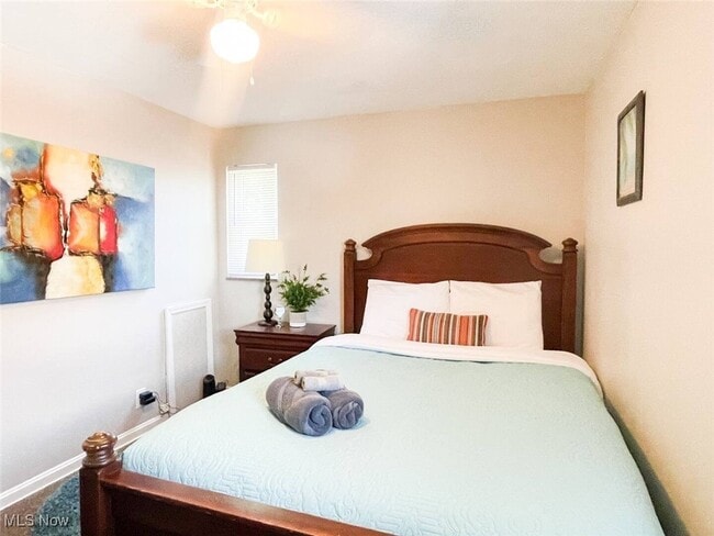 Photo - 490 E 222nd St Unit Up