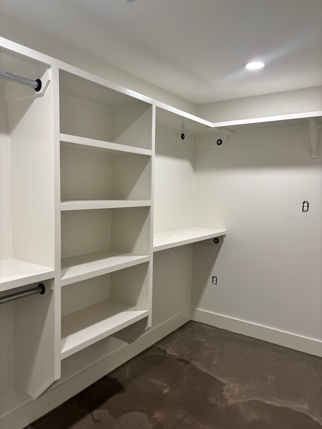 Vestidor - 726 Bancroft Way