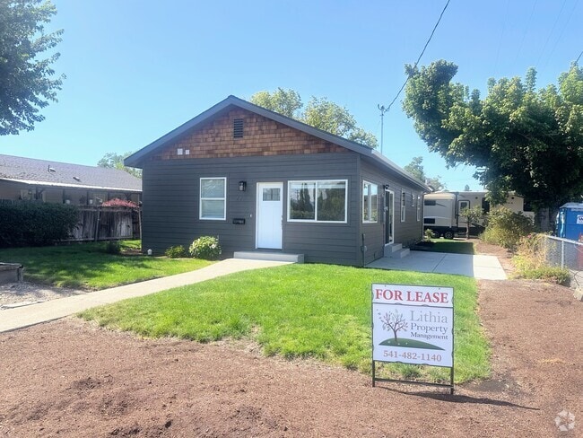 Building Photo - 447 Cedar St Rental