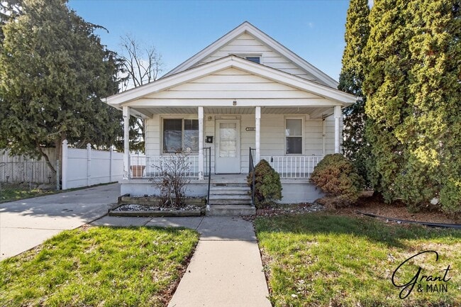 Building Photo - $1250 2 bedroom bungalow