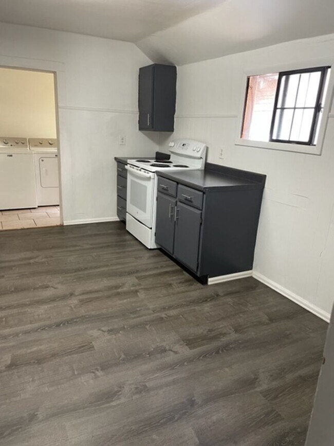 Photo - Downtown 3bd/1ba Duplex