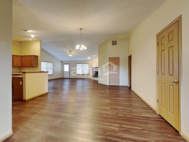 Photo - 3370 Redbud Dr