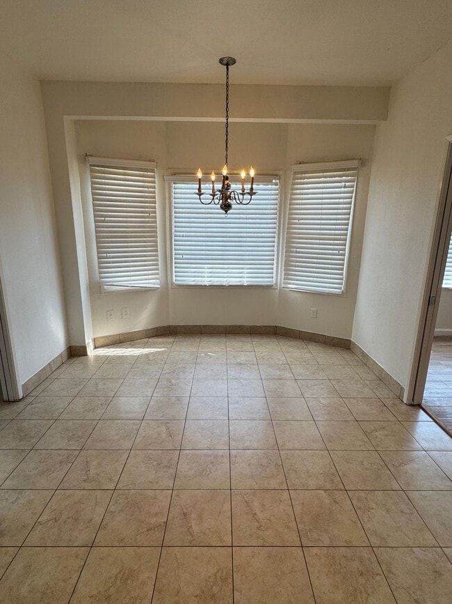 Building Photo - 4bed 3bath