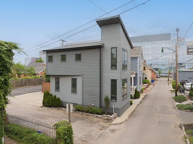Photo - 567 Lathrop St