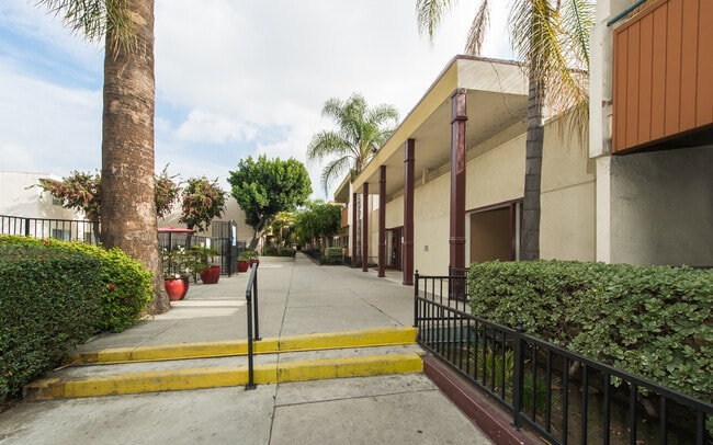 Las Palmas Apartment Homes