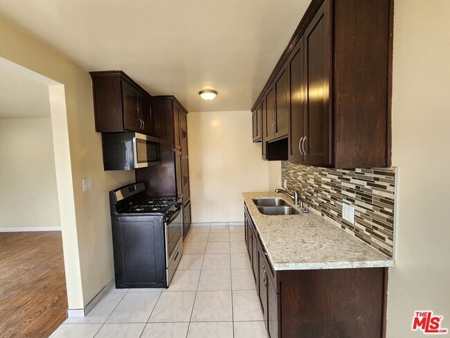 Photo - 1533 W 80th St Unidad 1