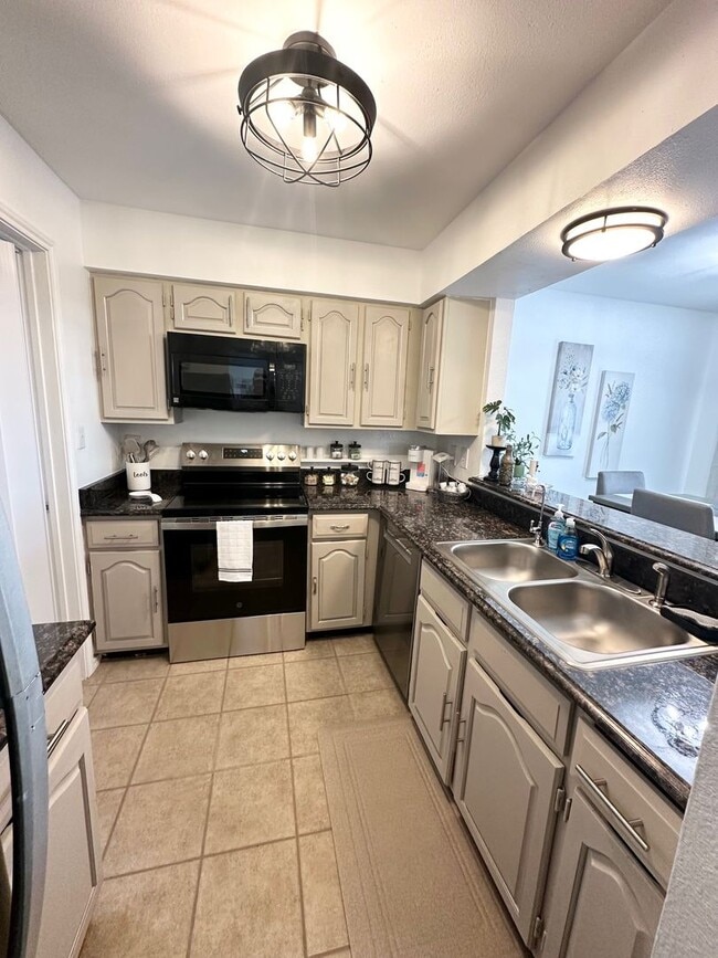 Photo - 1 Bedroom 1 Bath Fully Furnished Ready To ...