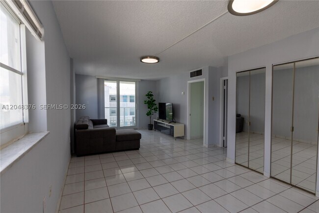 Building Photo - 1750 James 7L Unit 7L