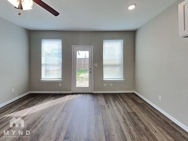 Photo - 3263 Karen St