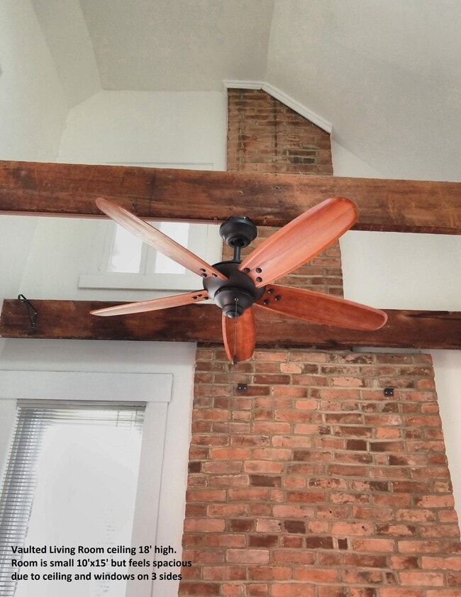 Building Photo - 810 E Washington St Unit 2