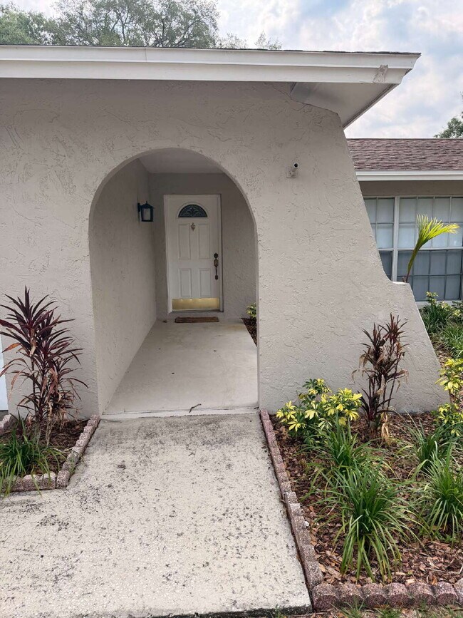 "Discover Your Oasis: Stylish 3-Bed, 2-Bath Home with Granite Touches & Private Pool in Tampa!"