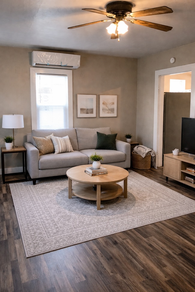 Building Photo - Gem Located In Central Selah; Spacious 2-Bedroom Retreat with Private Yard & Lots Of Storage!