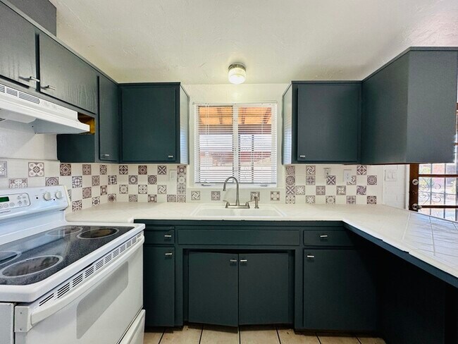 Photo - 2 Bedroom 1.5 Bath in Desired Area w/ Fenc...