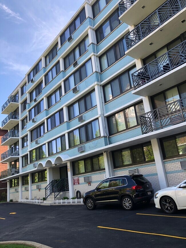 Building Photo - 5817 N Kenmore Ave Unit 204 Rental