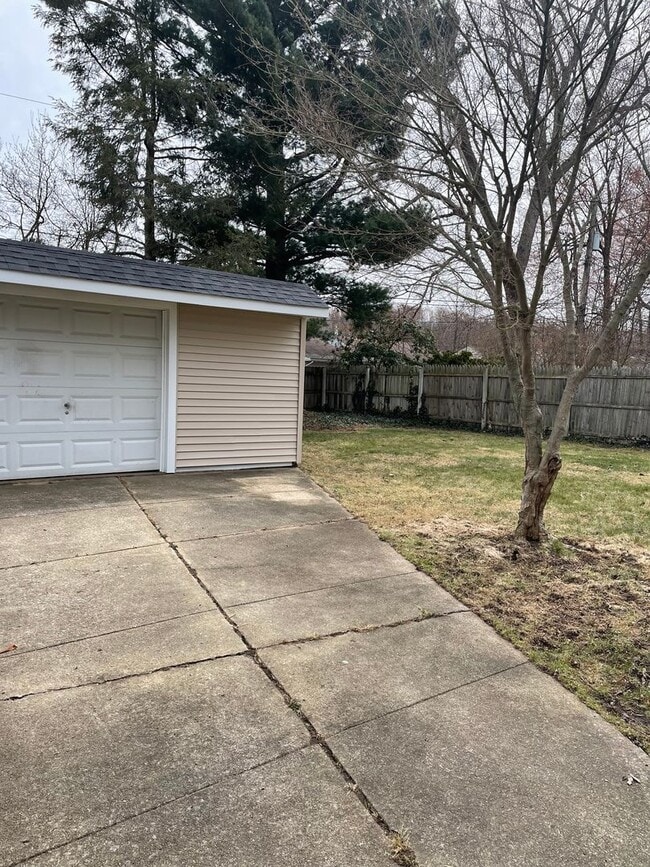 Photo - 1747 Benjamin Rd