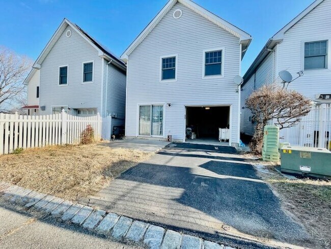Building Photo - 289 Seaview Ave Unit 2