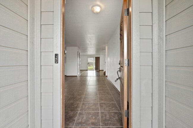 Photo - 668 NW Crossing Dr