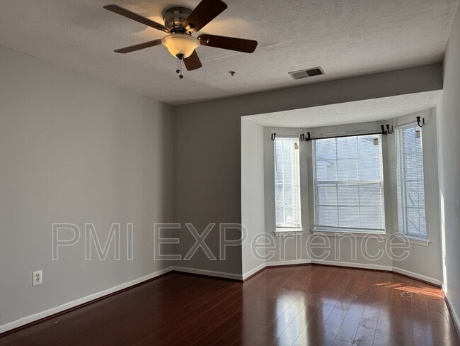 Photo - 8931 Town Center Cir Unidad Apt 305B
