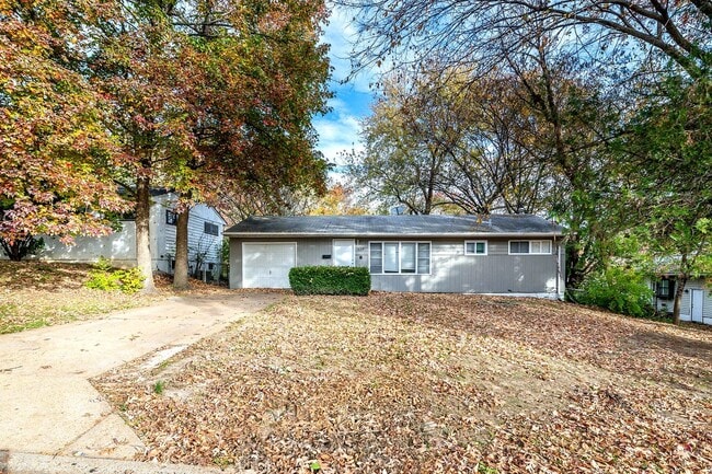 Building Photo - Charming Mid-Century Home with Basement and Fenced Backyard!