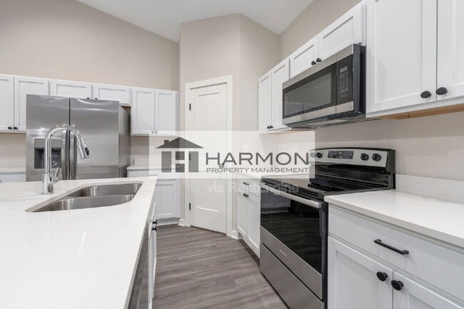 Photo - 3310 W 9th St N