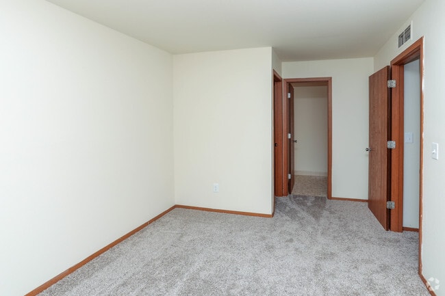 2BR, 1.5BA - 908 SF