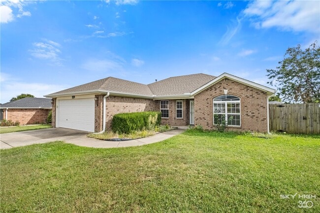 Photo - 1002 Applewood Cir